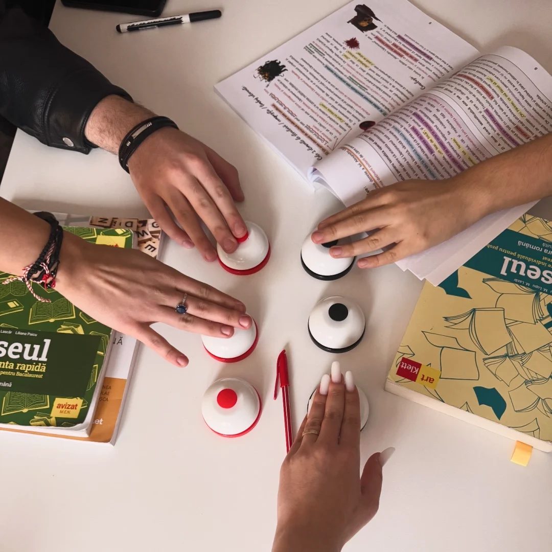 Activitate de învățare cu manuale și jocuri la Atelier
